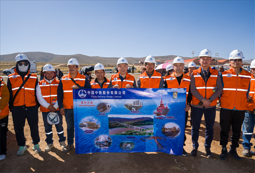 奧魯羅公路項目開工儀式現(xiàn)場，中國中鐵員工代表合影。中國中鐵供圖