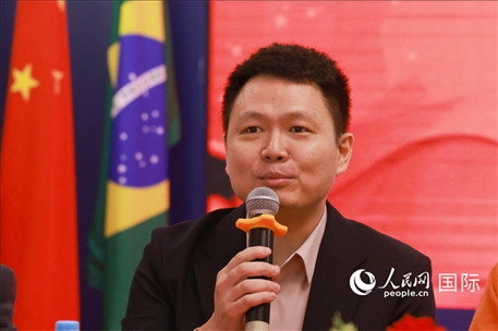 中國駐里約熱內(nèi)盧總領館副總領事王尉育在座談會上致辭。人民網(wǎng)記者 陳海琪攝