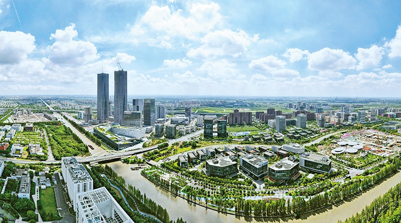 建立全國第一個國際貿(mào)易“單一窗口”，開設(shè)全國第一批自由貿(mào)易賬戶，設(shè)立全國第一家外商獨資醫(yī)院、第一家外商獨資公募基金公司、第一家外商獨資汽車制造企業(yè)……中國（上海）自由貿(mào)易試驗區(qū)掛牌以來，誕生了若干個“全國第一”，在制造業(yè)、金融業(yè)等數(shù)十個開放領(lǐng)域，實現(xiàn)一批全國首創(chuàng)項目落地。圖為上海自貿(mào)區(qū)張江片區(qū)（2023年9月10日攝，無人機照片）。 新華社記者 方喆/攝