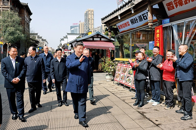 2024年3月18日至21日，中共中央總書(shū)記、國(guó)家主席、中央軍委主席習(xí)近平在湖南考察。這是19日上午，習(xí)近平在常德河街考察時(shí)，同店主和游客親切交流。 新華社記者 王曄/攝