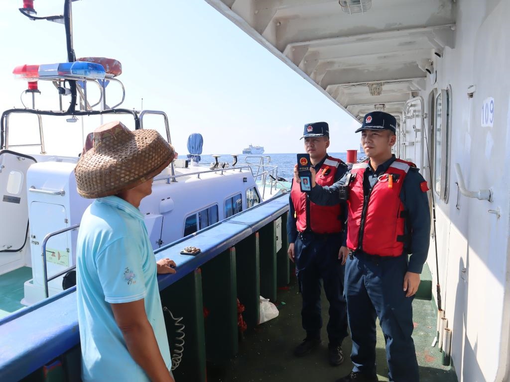 圖為5月12日海警執(zhí)法員登臨檢查漁船。（中國海警局南海分局供圖）