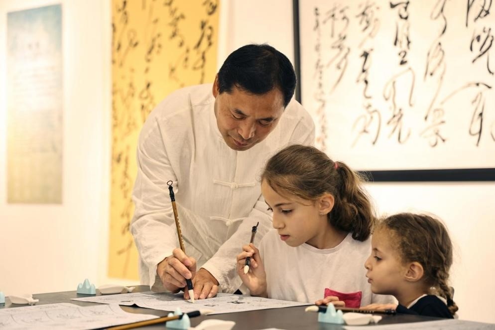 中國書法老師帶領現(xiàn)場觀眾體驗書法。拉巴特中國文化中心供圖