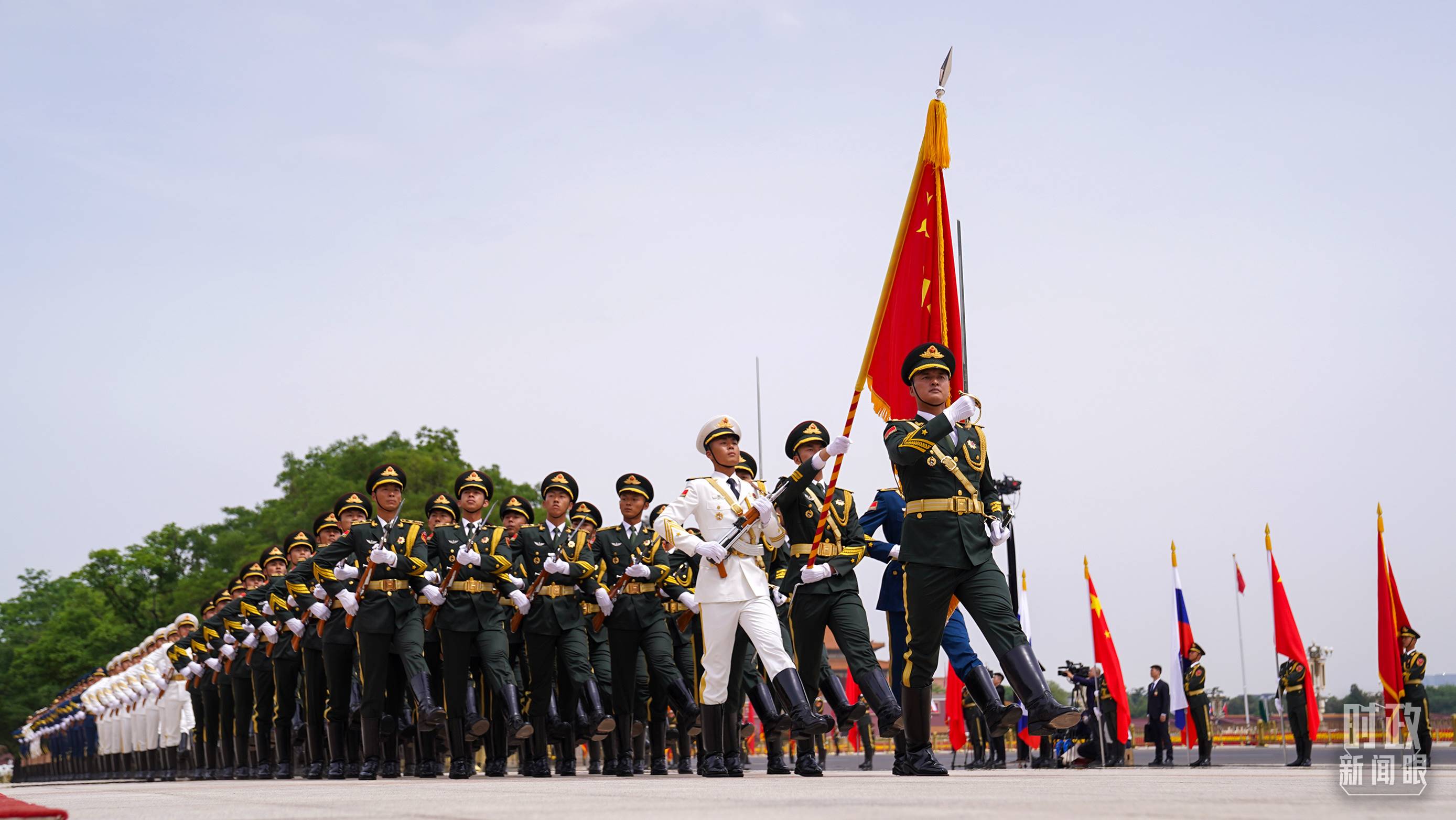 △歡迎儀式現(xiàn)場的中國人民解放軍儀仗隊。（總臺國廣記者李晉拍攝）