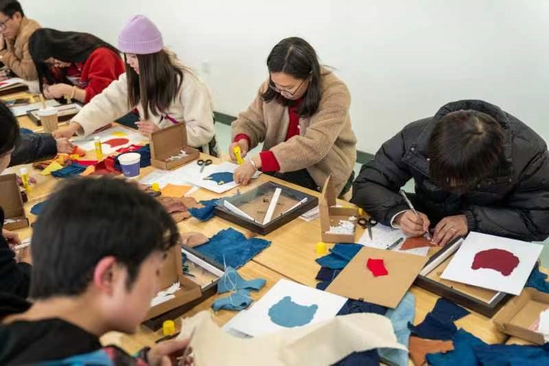 2024年2月，群眾在貴州省民族博物館老師帶領(lǐng)下開展拼布、拓印等非遺手工體驗(yàn)活動(dòng)。受訪者供圖
