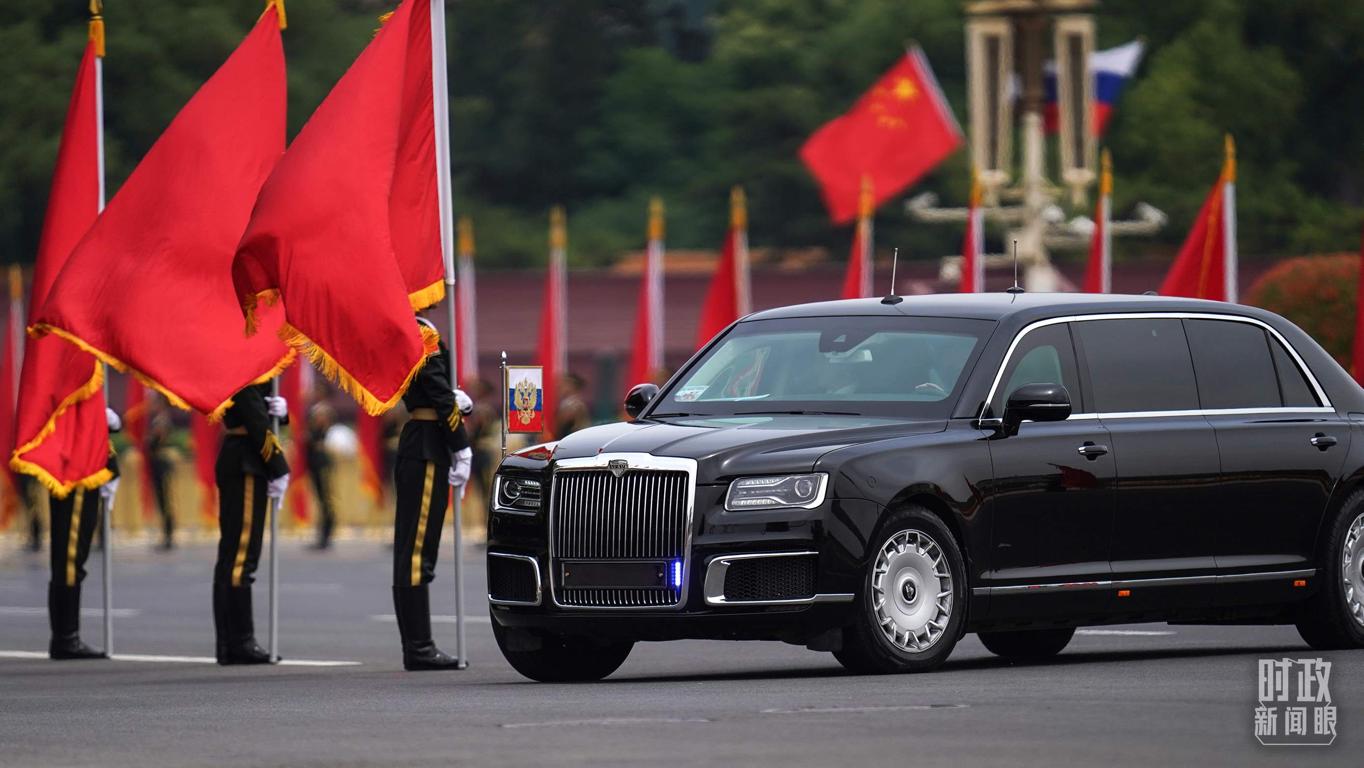 △普京總統(tǒng)乘車抵達(dá)歡迎儀式現(xiàn)場。（總臺國廣記者李晉拍攝）