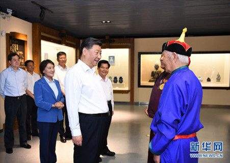 2019年7月15日，習(xí)近平總書(shū)記在赤峰博物館同古典民族史詩(shī)《格薩（斯）爾》非物質(zhì)文化遺產(chǎn)傳承人親切交談。