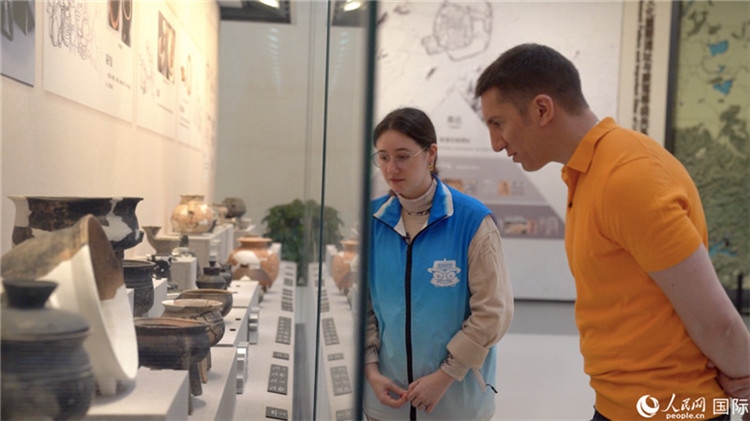 麥安琪為人民網(wǎng)外籍專(zhuān)家講解文物。人民網(wǎng)記者 袁蒙攝