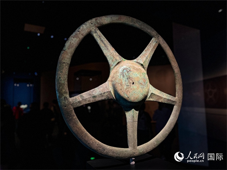 三星堆博物館中展出的太陽輪。人民網(wǎng)記者 羨江楠攝