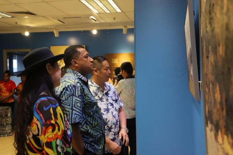 斐濟觀眾與當地華僑華人觀看展覽。斐濟中國文化中心供圖