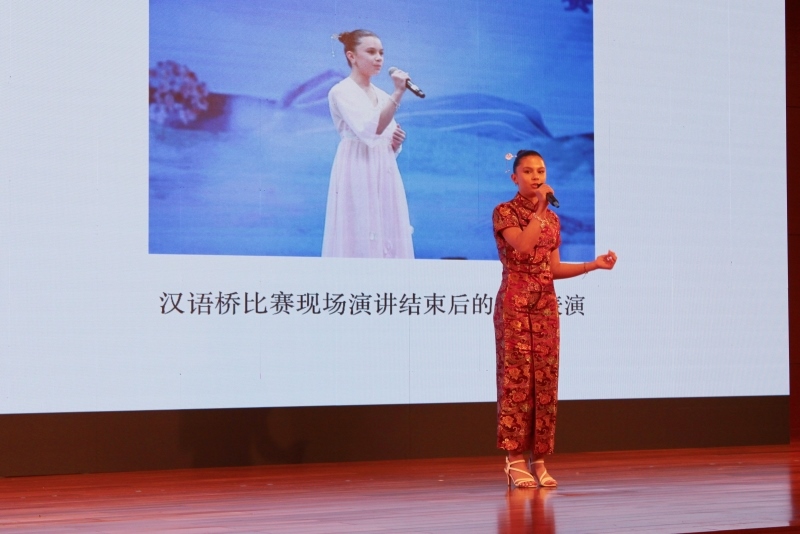 4、美國的中文愛好者譚木蘭在現(xiàn)場演唱歌曲《揮著翅膀的女孩》。 伊莎貝爾·羅德里格斯攝