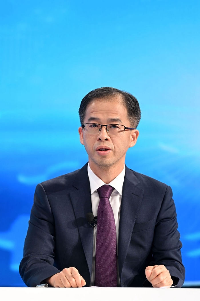 商務(wù)部政研室副主任丁維順在“中國經(jīng)濟圓桌會”錄制現(xiàn)場交流發(fā)言。新華社記者 金良快 攝