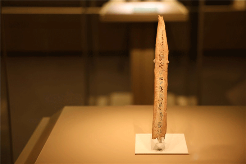 △殷墟博物館新館中展有我國博物館現(xiàn)存唯一一件文字鑲嵌綠松石甲骨。