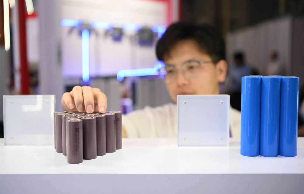 這是一家企業(yè)在第135屆廣交會上展出的鋰電池產(chǎn)品（2024年4月15日攝）。新華社記者 鄧華 攝