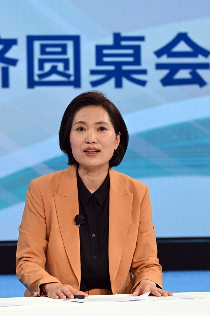 中國宏觀經(jīng)濟研究院對外經(jīng)濟研究所研究員曲鳳杰在“中國經(jīng)濟圓桌會”錄制現(xiàn)場交流發(fā)言。新華社記者 金良快 攝