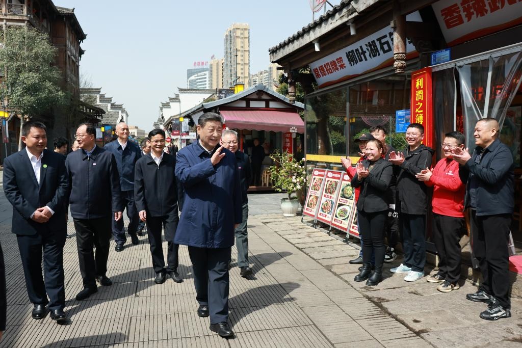 2024年3月19日上午，習(xí)近平總書記在湖南常德河街考察時(shí)，同店主和游客親切交流。新華社記者 王曄 攝