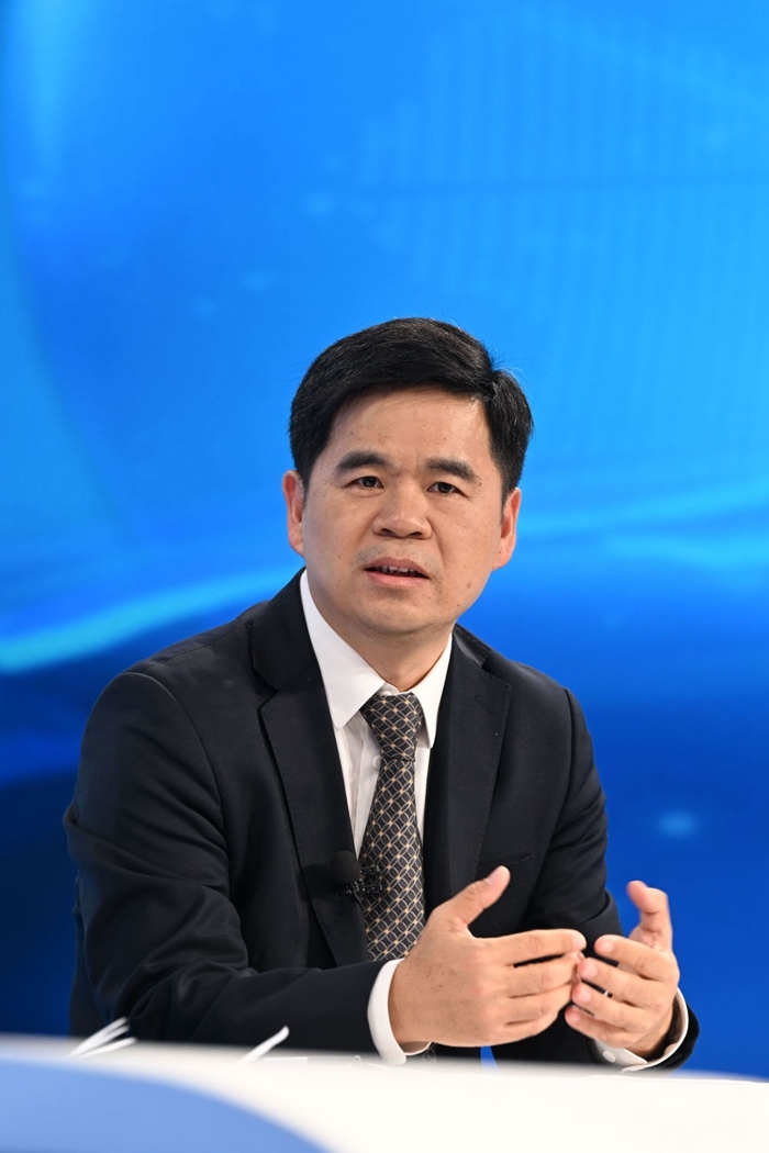 工業(yè)和信息化部運行監(jiān)測協(xié)調(diào)局副局長何海林在“中國經(jīng)濟圓桌會”錄制現(xiàn)場交流發(fā)言。新華社記者 金良快 攝