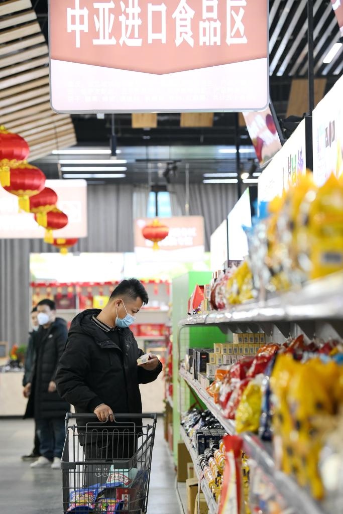 在位于西安浐灞國際港的愛菊健康生活體驗(yàn)館，消費(fèi)者挑選中亞進(jìn)口食品。新華社記者李一博 攝