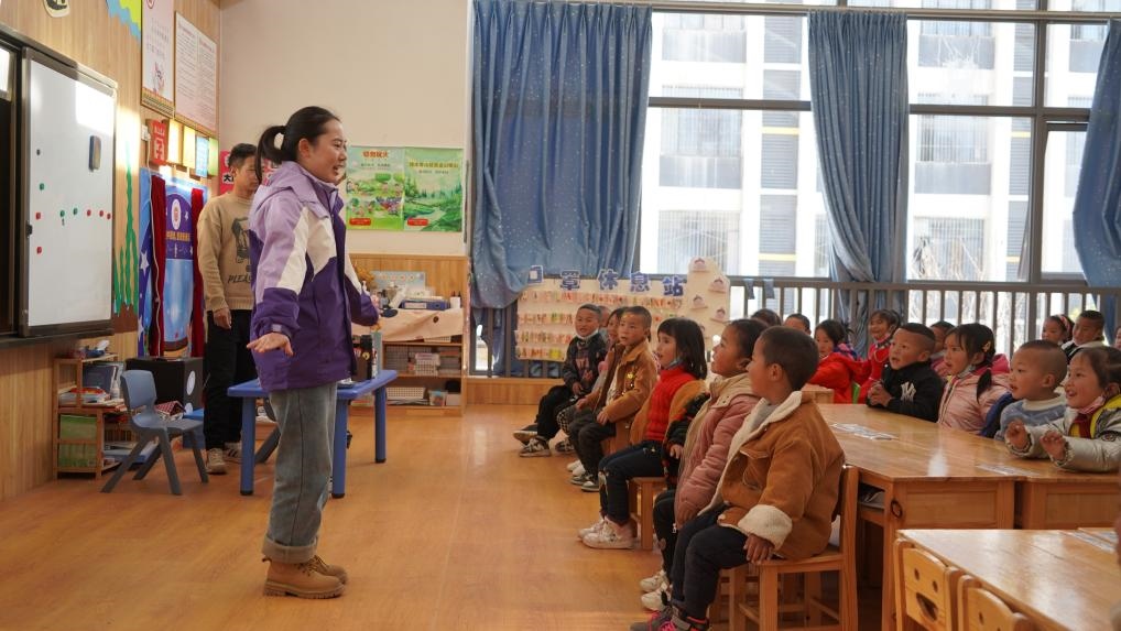  孩子們?cè)谡延X(jué)縣易地扶貧搬遷縣城集中安置點(diǎn)沐恩邸社區(qū)幼兒園上課。新華社記者 尹恒 攝