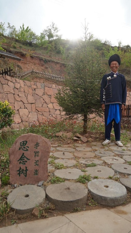 吉地爾子站在“思念樹(shù)”前。新華社記者 尹恒 攝