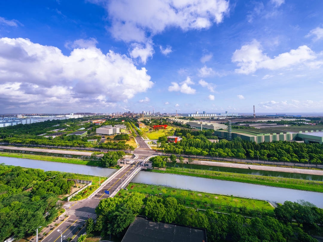 位于長(zhǎng)江口的上海寶鋼廠區(qū)，有生態(tài)花園工廠的美譽(yù)。劉繼鳴攝