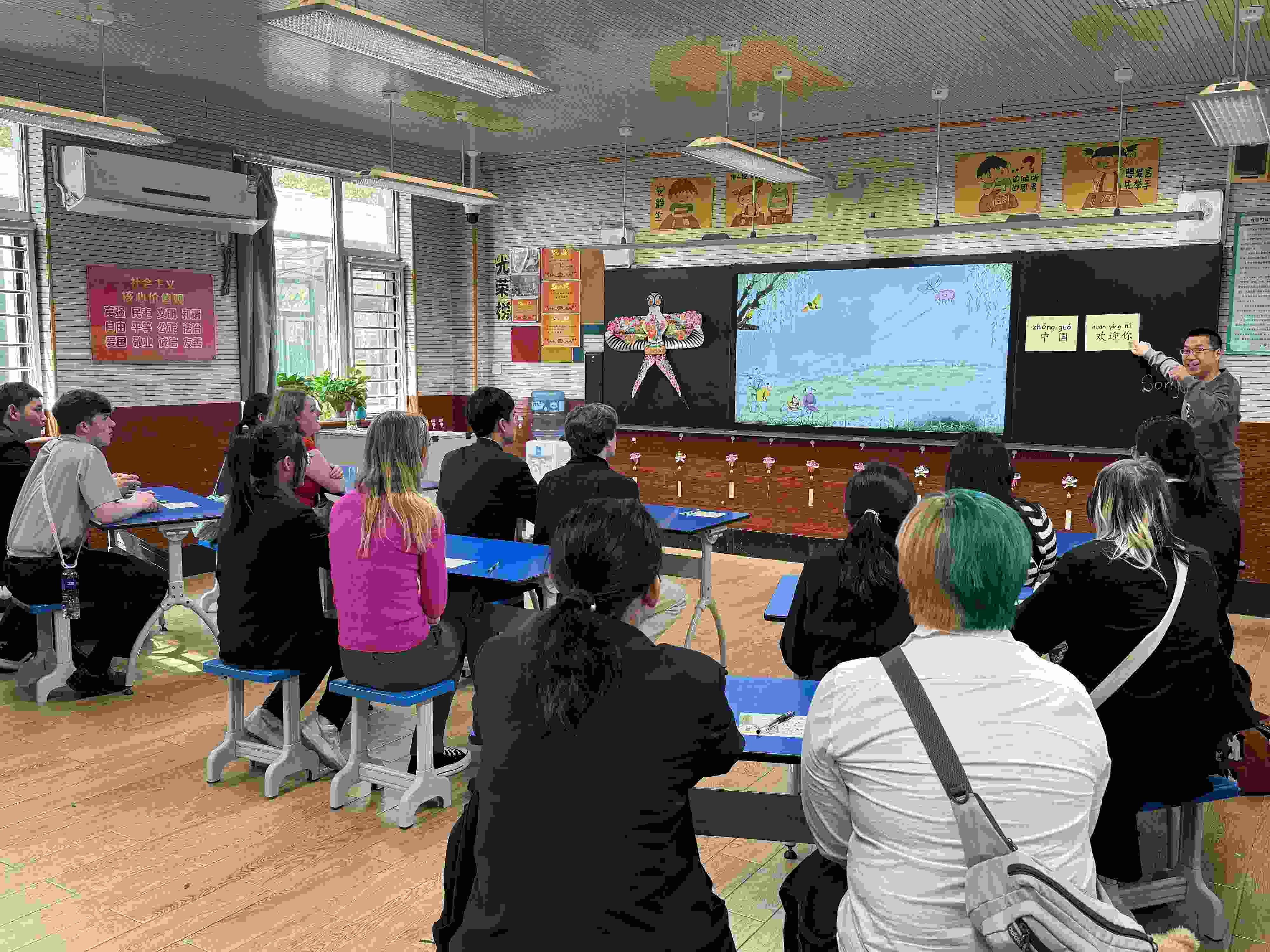 2024年4月20日，美國艾奧瓦州馬斯卡廷高中“友誼傳承”研學團來到石家莊外國語學校，中美學生同上一節(jié)中文課。