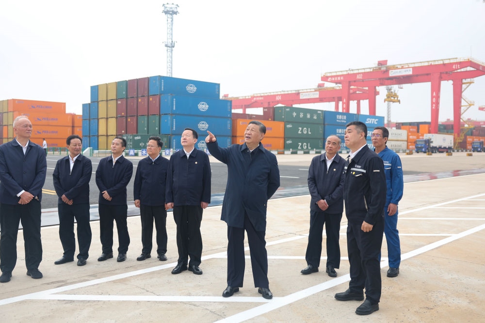 5月22日下午，習(xí)近平總書記在山東省日照市考察調(diào)研。他來到日照港，了解當(dāng)?shù)赝七M(jìn)港口智慧化綠色化建設(shè)、擴(kuò)大對外開放等情況。