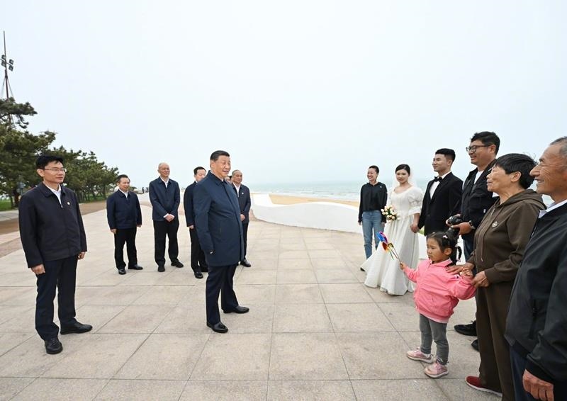 5月22日，在山東日照考察調(diào)研的習(xí)近平總書記來到陽(yáng)光海岸綠道，同市民游客親切交流。
