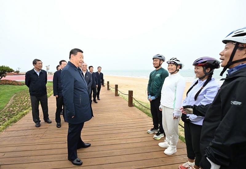 5月22日，在山東日照考察調(diào)研的習(xí)近平總書記來到陽(yáng)光海岸綠道，和騎行愛好者親切交流。