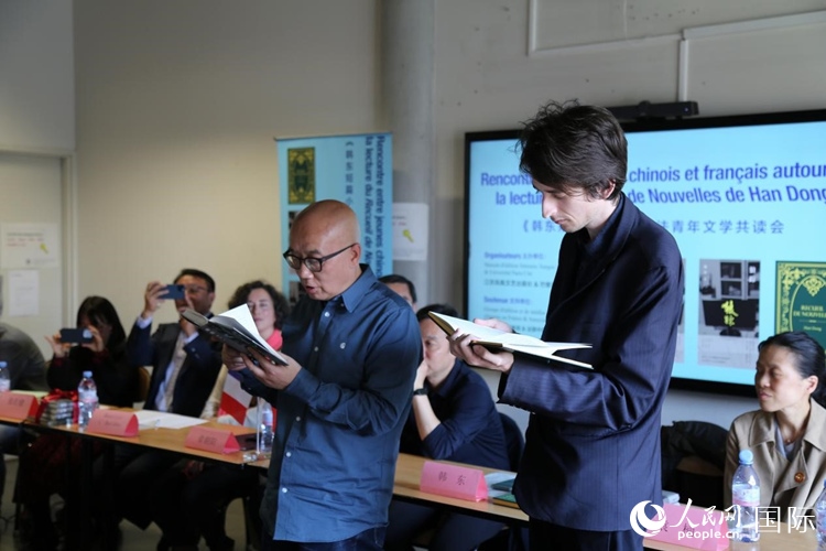 法國學(xué)子與作家韓東共讀小說選段。人民網(wǎng)記者 于超凡攝