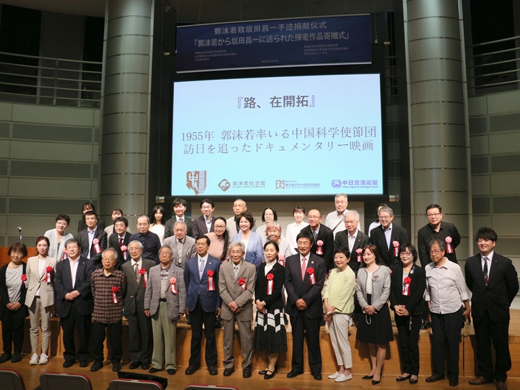到場嘉賓與主辦方合影留念。人民網(wǎng) 許可攝
