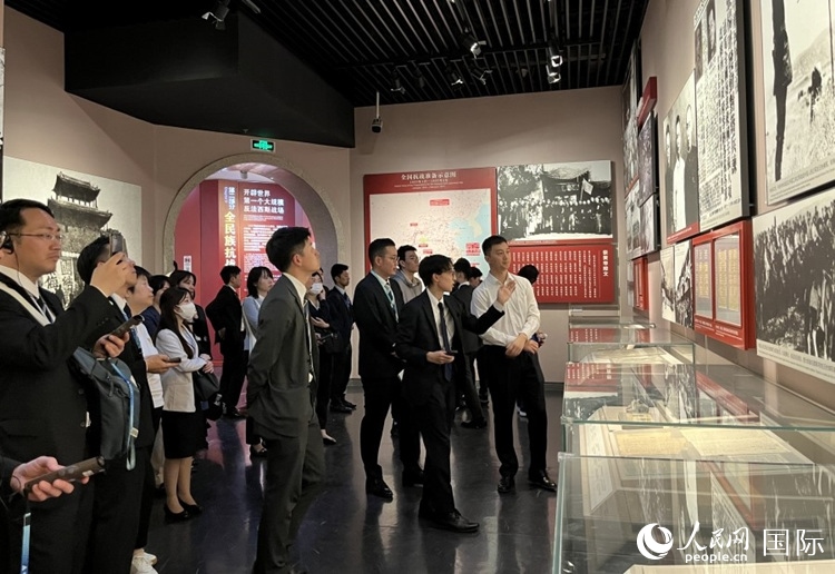 創(chuàng)價學會青年代表團成員在中國人民抗日戰(zhàn)爭紀念館參觀。人民網記者 陳思攝