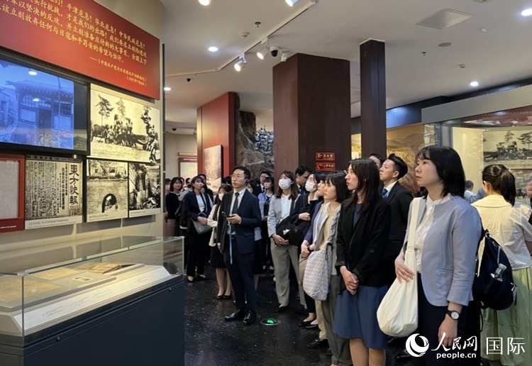 創(chuàng)價學會青年代表團成員在中國人民抗日戰(zhàn)爭紀念館參觀。人民網記者 陳思攝