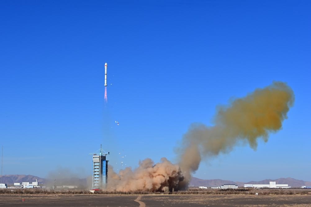 2023年12月4日，中國在酒泉衛(wèi)星發(fā)射中心使用長征二號丙運載火箭，成功將援埃及二號衛(wèi)星發(fā)射升空，衛(wèi)星順利進入預定軌道，發(fā)射任務獲得圓滿成功。新華社發(fā)（汪江波 攝）
