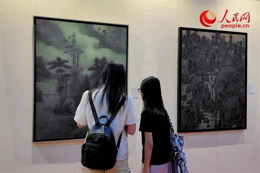 觀(guān)眾正在觀(guān)賞王秦生畫(huà)作《云山幽趣》。人民網(wǎng)記者 劉微攝