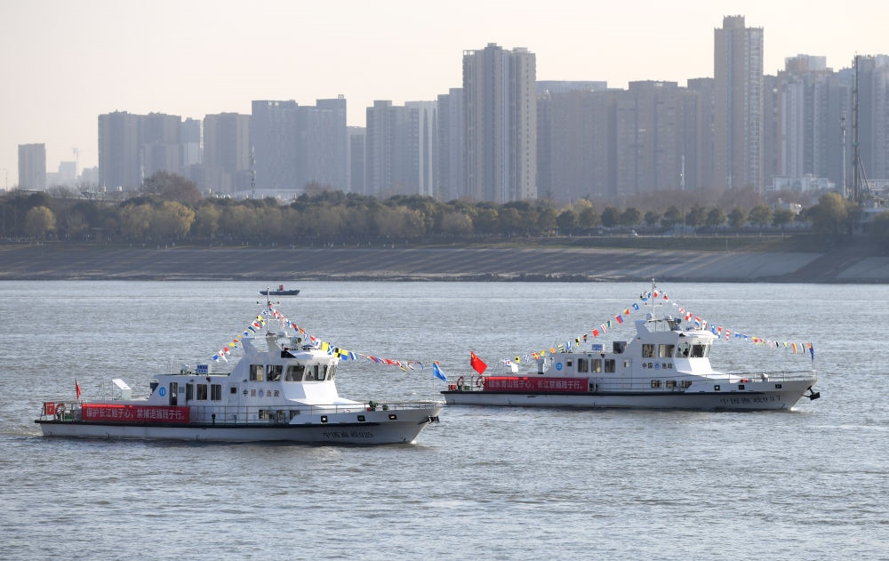 漁政執(zhí)法船隊從長江武漢段江面駛過，啟動長江流域重點水域“十年禁漁”（2020年12月31日攝）。新華社記者 程敏 攝