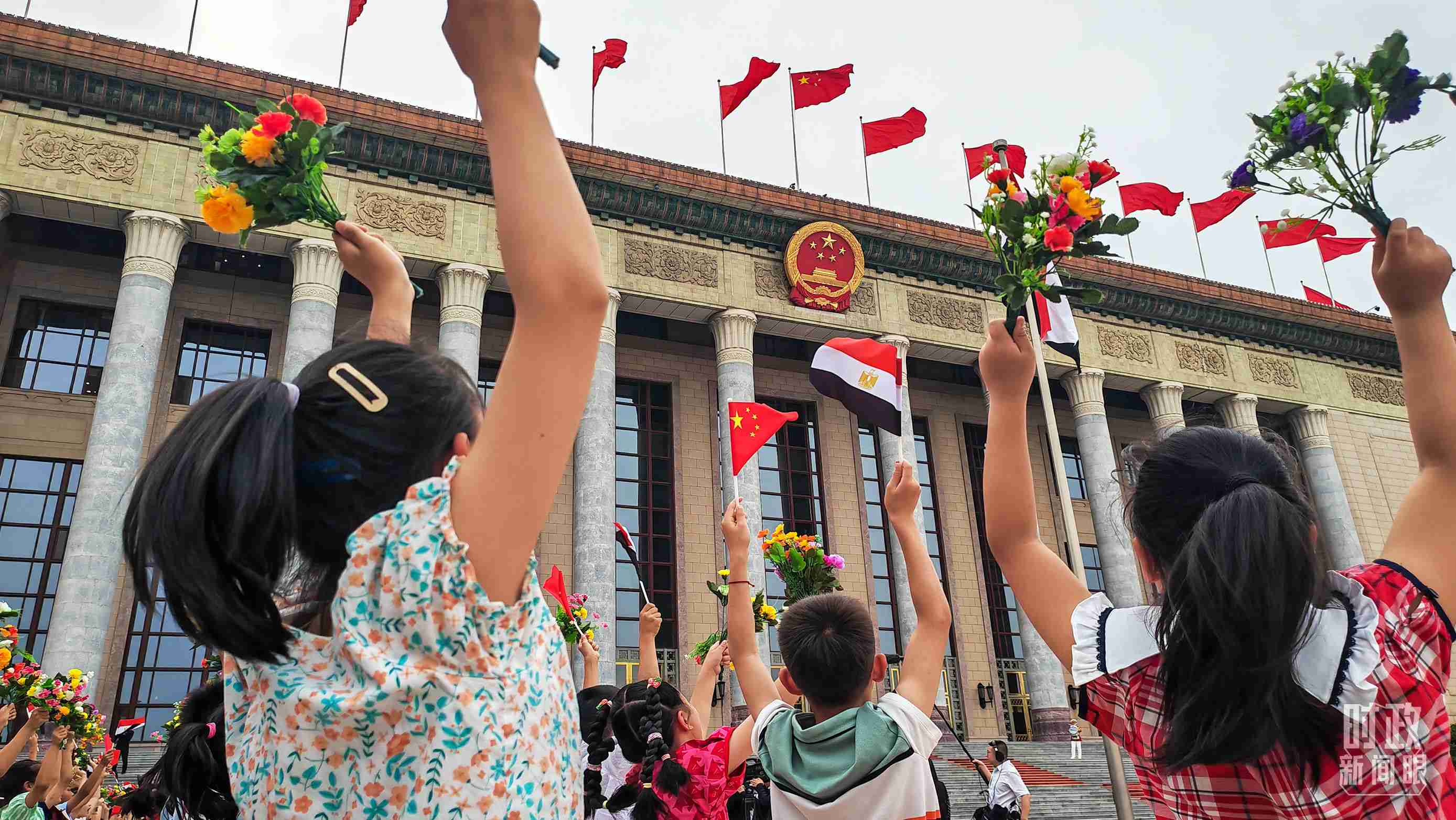 △5月29日下午，習(xí)近平主席舉行儀式歡迎埃及總統(tǒng)塞西訪華。圖為歡迎儀式現(xiàn)場的少年兒童。（總臺央視記者劉琦拍攝）