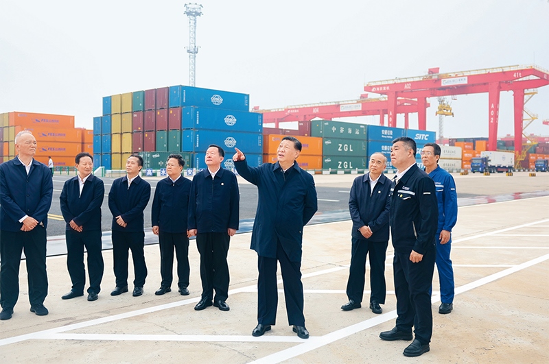 2024年5月22日至24日，中共中央總書記、國(guó)家主席、中央軍委主席習(xí)近平在山東考察。這是22日下午，習(xí)近平在日照港察看全自動(dòng)化集裝箱碼頭作業(yè)場(chǎng)景。 新華社記者 鞠鵬/攝
