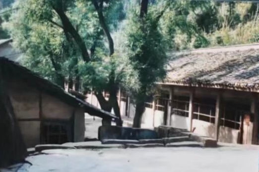 這是之江小學的前身——四川省南充市嘉陵區(qū)一所山區(qū)小學的校舍（資料照片翻拍）。