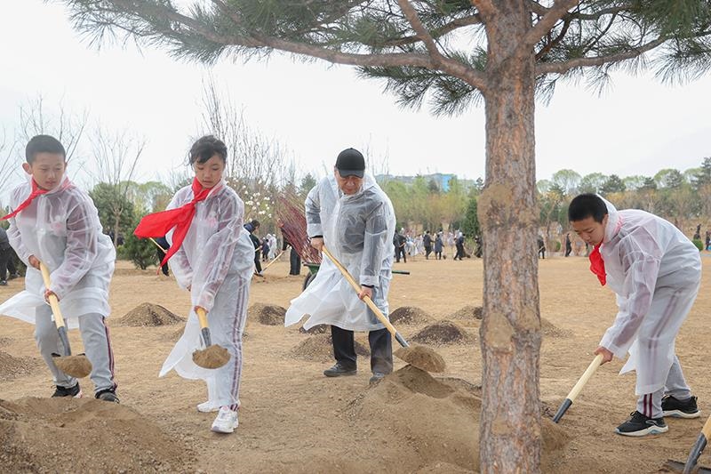 2023年4月4日，習(xí)近平總書(shū)記來(lái)到北京市朝陽(yáng)區(qū)東壩中心公園參加首都義務(wù)植樹(shù)活動(dòng)。這是總書(shū)記同孩子們一起植樹(shù)。