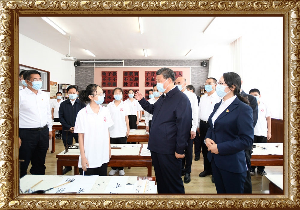 2021年9月13日至14日，習(xí)近平總書記在陜西省榆林市考察。14日上午，習(xí)近平在綏德實驗中學(xué)考察時，同正在練習(xí)書法的學(xué)生親切交流。