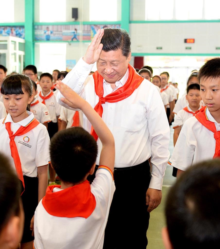 2014年5月30日，習近平總書記來到北京市海淀區(qū)民族小學，參加慶?！傲弧眹H兒童節(jié)活動。新華社記者 李濤 攝