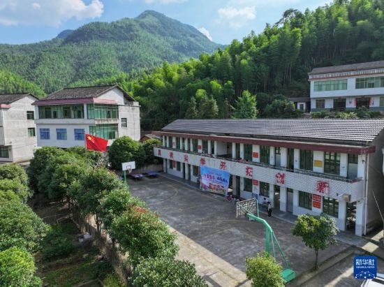 這是5月28日拍攝的湖南省衡陽(yáng)市衡陽(yáng)縣岣嶁鄉(xiāng)妙溪小學(xué)（無(wú)人機(jī)照片）。