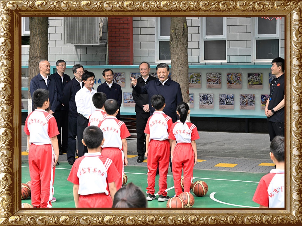 2023年5月31日上午，習(xí)近平總書記來到北京育英學(xué)?？赐繂枎熒诨@球場同正在上體育課的小學(xué)生們親切交流。習(xí)近平親切地說：“現(xiàn)在生活條件好了，孩子們不是要吃得胖胖的，而是要長得壯壯的、練得棒棒的。”