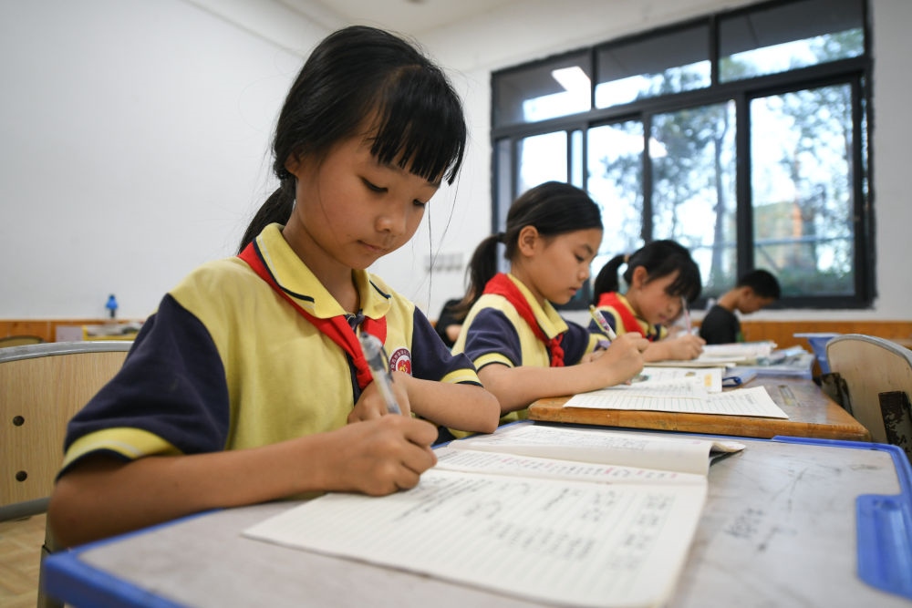 5月30日，學生在之江小學“留守兒童之家”寫作業(yè)。