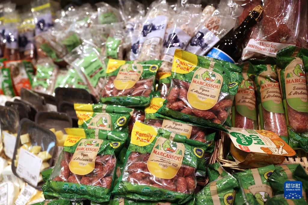 這是5月31日在比利時(shí)布魯塞爾一家超市拍攝的各類食品。新華社記者 趙丁喆 攝
