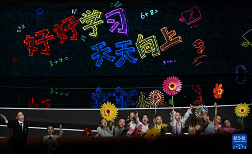6月1日，演員在“我和祖國一起成長”主題演出活動中表演。新華社記者 金良快 攝