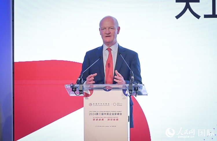 英國(guó)前負(fù)責(zé)大學(xué)與科研事務(wù)的國(guó)務(wù)大臣、英國(guó)皇家學(xué)會(huì)院士大衛(wèi)·威利茨致辭。人民網(wǎng) 郭錦標(biāo)攝