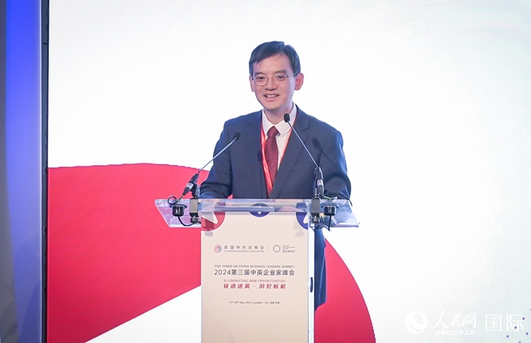 英國(guó)中國(guó)商會(huì)會(huì)長(zhǎng)、中國(guó)銀行倫敦分行行長(zhǎng)方文建致辭。人民網(wǎng) 郭錦標(biāo)攝