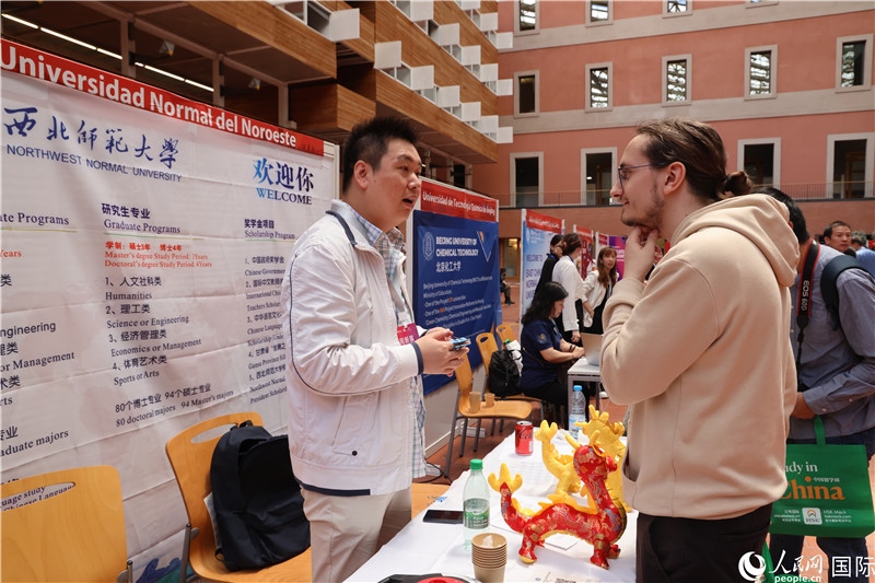 西班牙應(yīng)屆畢業(yè)生在展臺(tái)前咨詢。人民網(wǎng)記者 顏歡攝