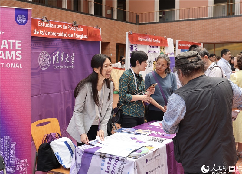 旅西華人華僑在展臺(tái)前咨詢。人民網(wǎng)記者 顏歡攝